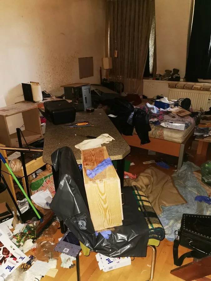 Vollgestellter Wohnraum vor einer Haushaltsauflösung