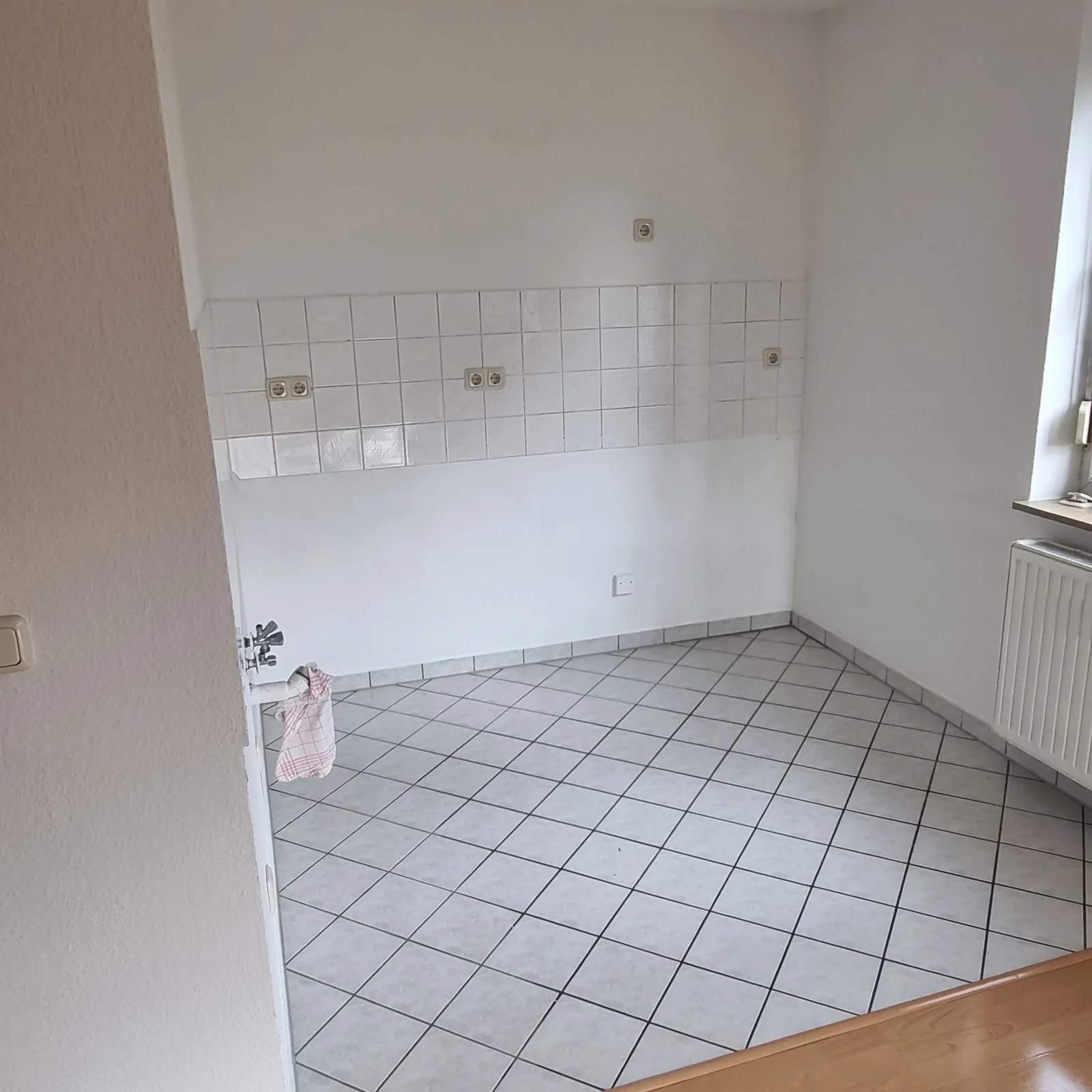 Heller Küchenbereich nach Räumung und Reinigung